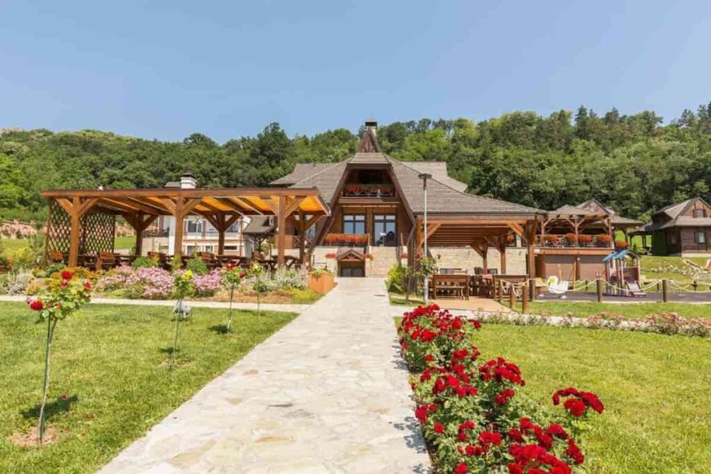 Etno naselje Vrdnička Kula - Pogled sa terase - Kompleks
