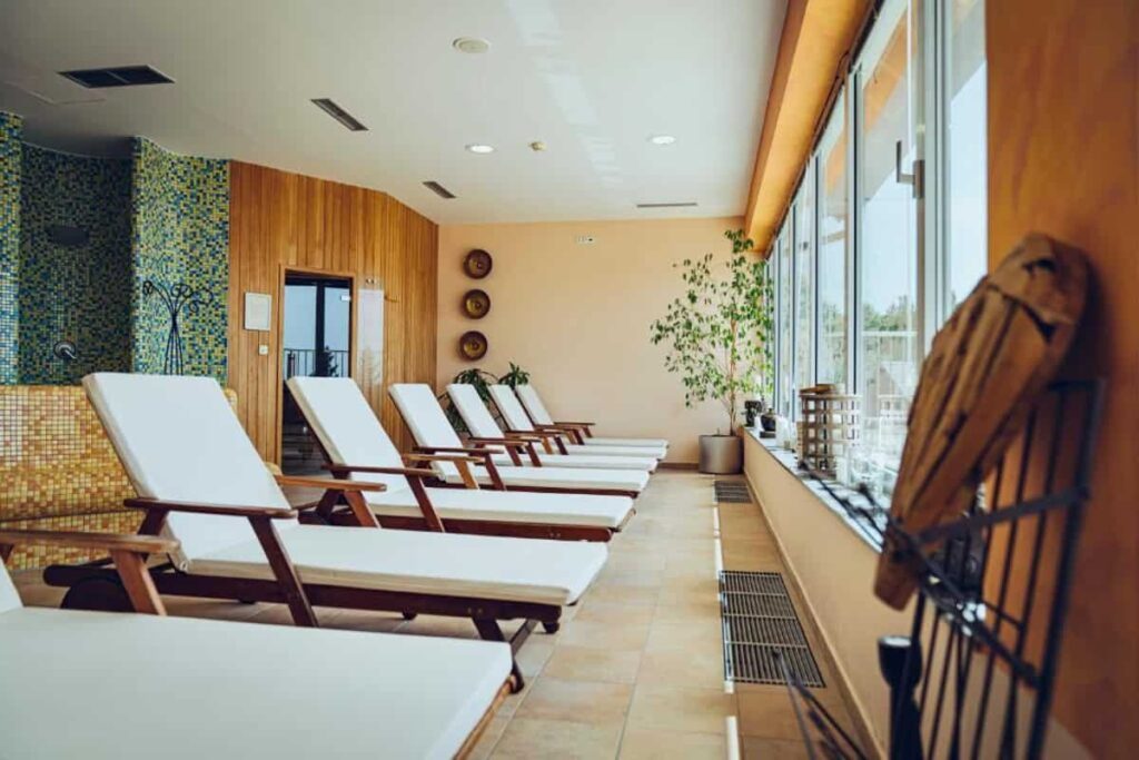 Wellness & Spa Hotel Bolfenk - Mariborsko Pohorje - Ležaljke pored bazena