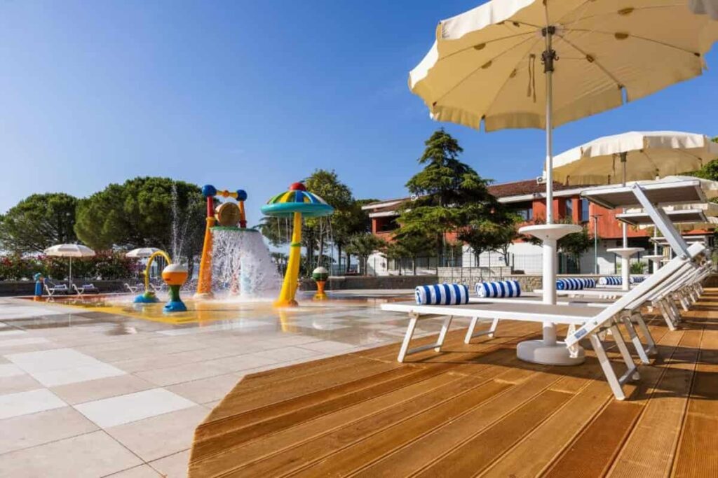 Vile Park - Portorož - Ležaljke pored bazena