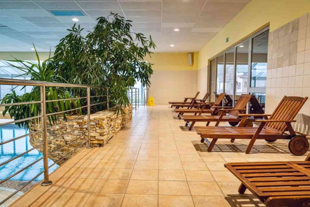 Wellness & Spa Hotel Bolfenk - Mariborsko Pohorje - Ležaljke pored bazena