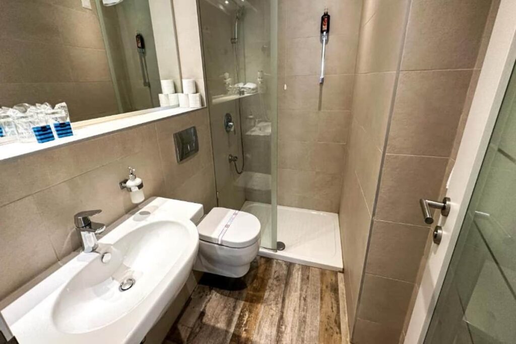 Hotel Castellastva - Petrovac - Kupatilo u sobi