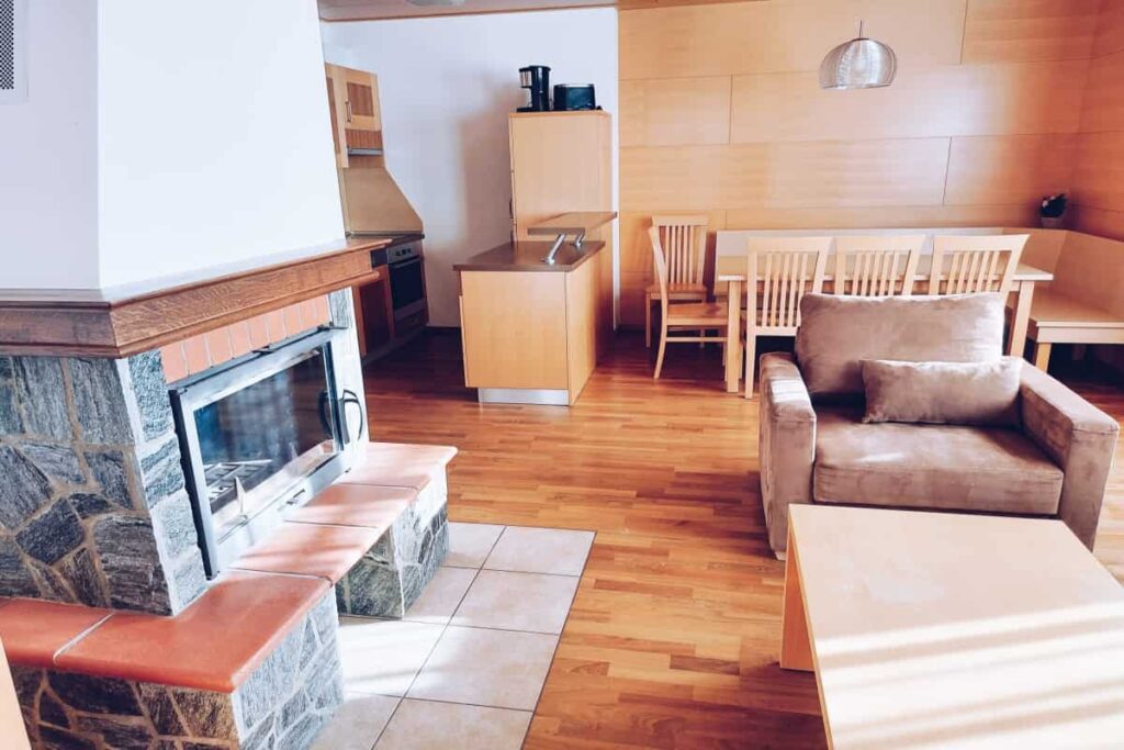 Bona-apartments-Bolfenk-premium-fireplace_Pohorje-Village-Resort dnevni boravak