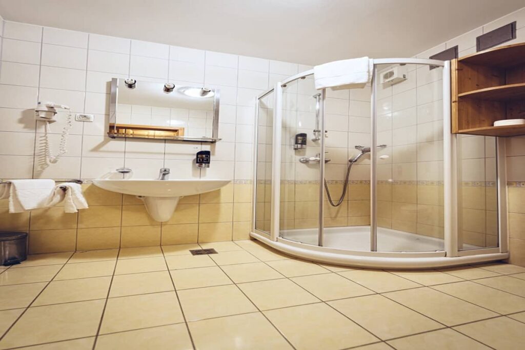 Pohorje_Village_Hotel_Bolfenk_Sobe_kupatilo