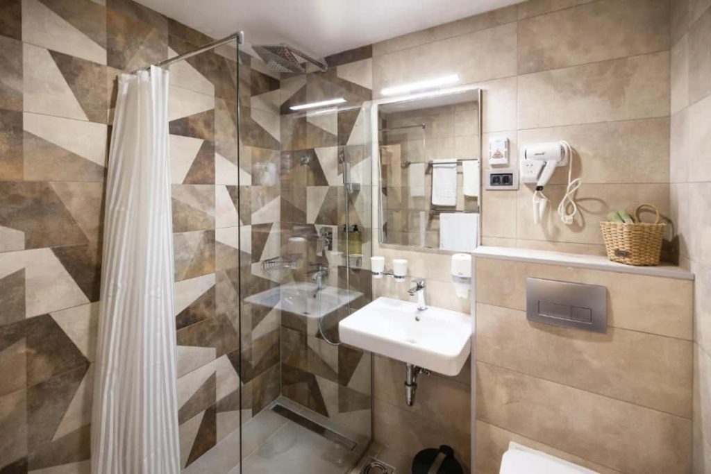 Hotel Planinka - Kuršumlijska Banja - Kupatilo u sobama