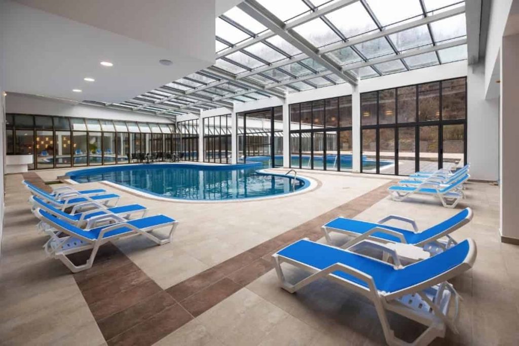 Hotel Planinka - Kuršumlijska Banja - Bazen sa ležaljkama