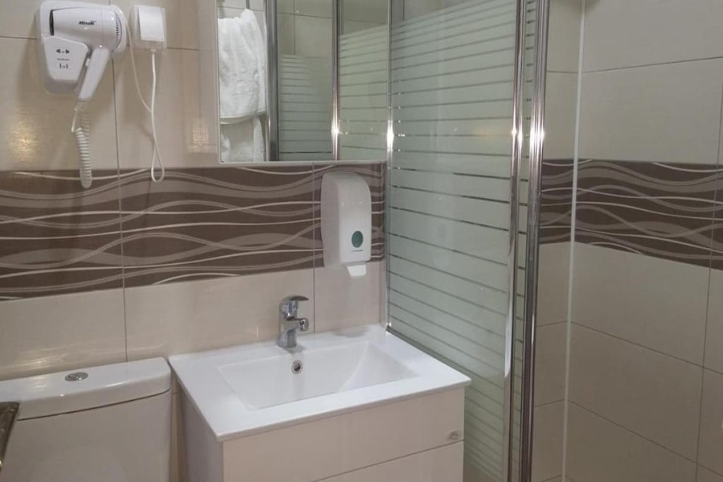 Hotel Planinka - Kuršumlijska Banja - Kupatilo u sobi