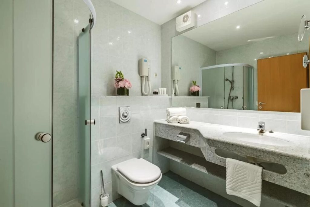 Ramada Hotel & Suites -Kranjska Gora - Kupatilo u sobi