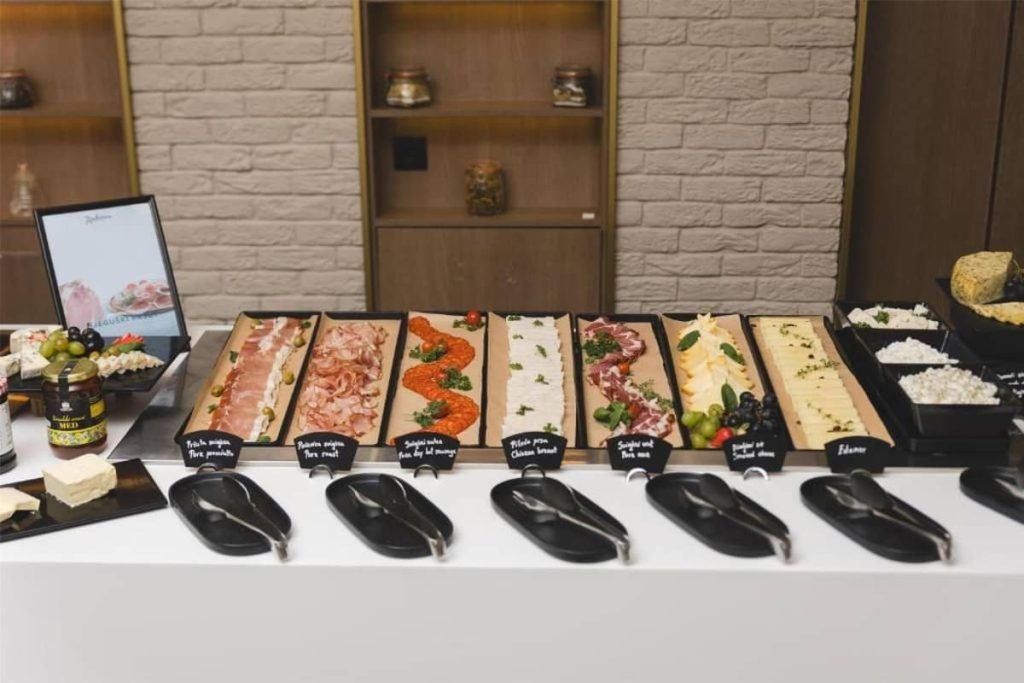 Radisson Ruža Vjetrova, Dobre Vode - Bogata ishrana na bazi švedskog stola