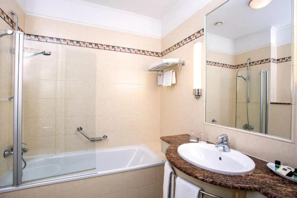 Budimpešta - Danubius Hotel Astoria - Kupatilo u sobi