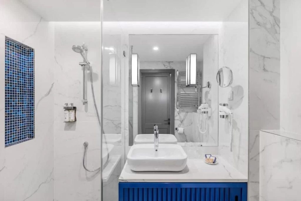 Budimpešta - Danubius Hotel Astoria - Kupatilo u sobama