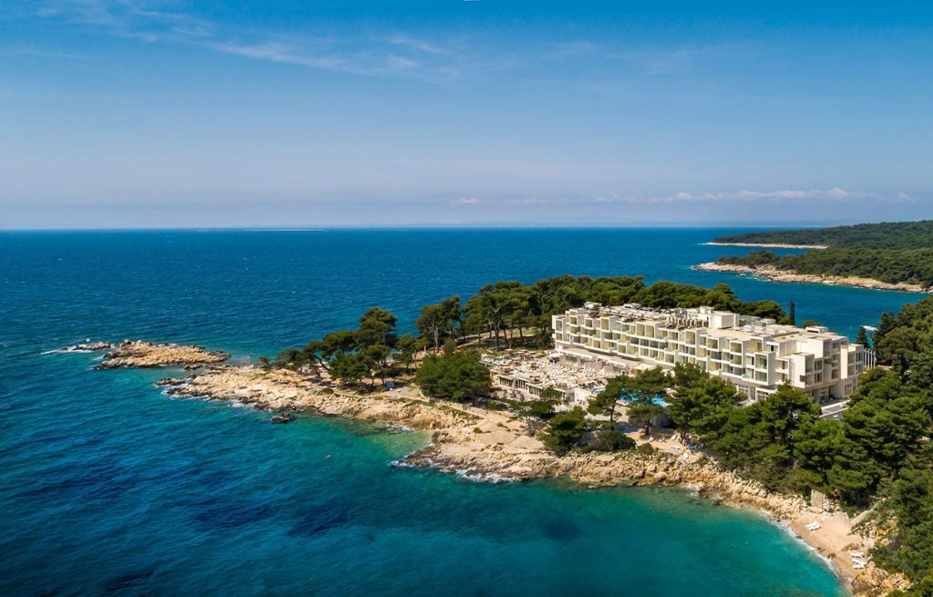 Valamar Carolina Hotel & Villas - Pogled na hotel sa mora